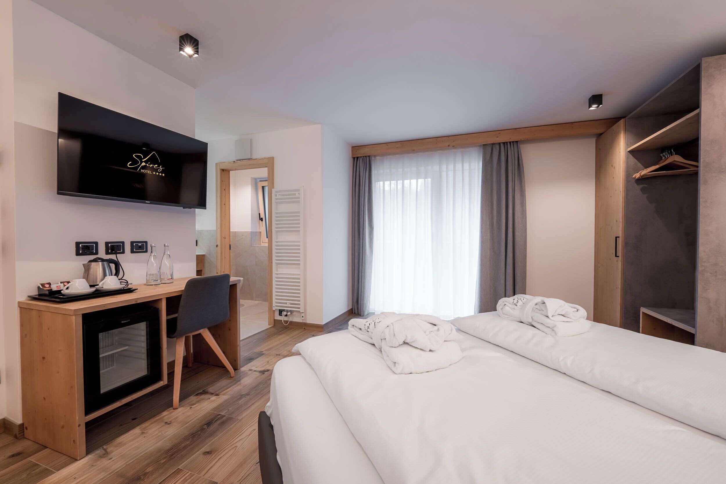 Habitación Deluxe con 1 cama matrimonial o 2 individuales | Edredón, caja de seguridad en la habitación, escritorio y wifi gratis 