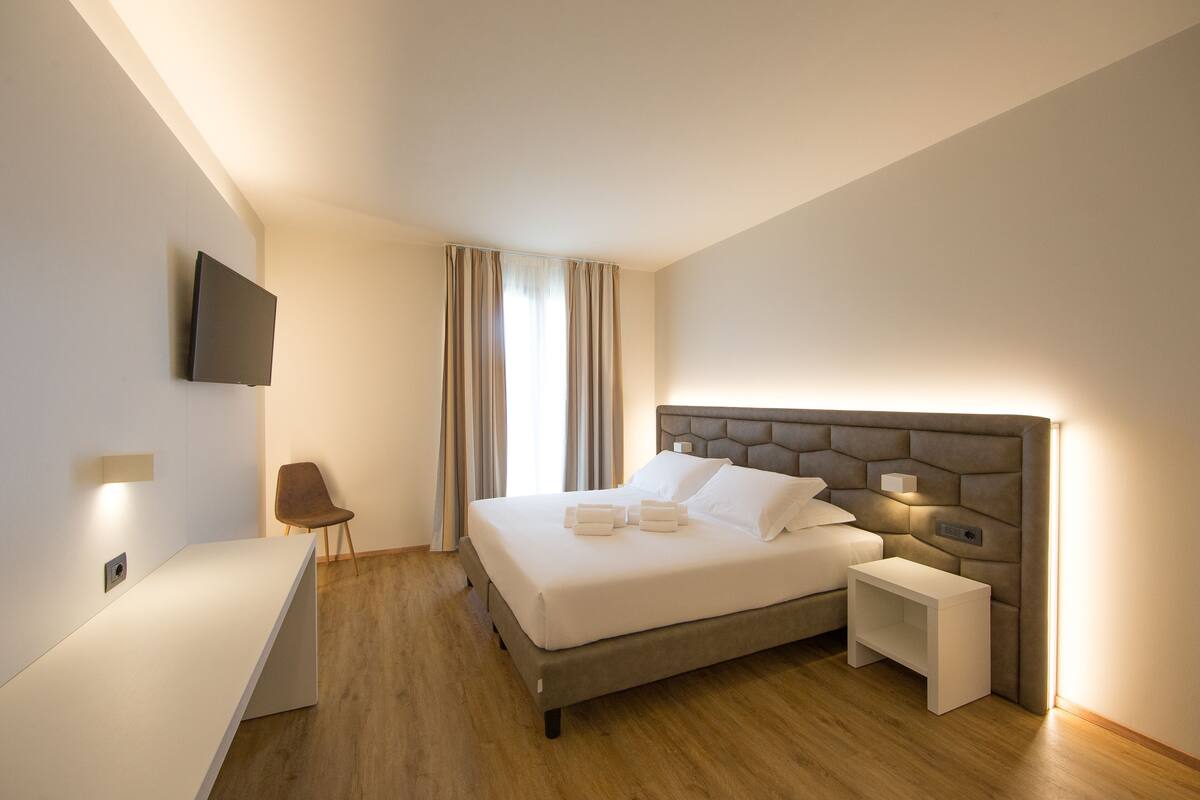 Minibar, desk, laptop workspace, bed sheets