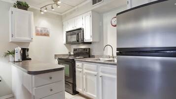 雪櫃、微波爐、爐具、咖啡機/沖茶器