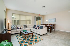 Casa de ciudad, 4 habitaciones | Sala de estar | Televisión de 36 pulgadas con canales por cable 