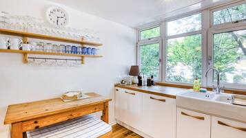 Coffee/tea maker, fridge, microwave, oven
