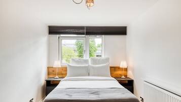 4 bedrooms, iron/ironing board, travel cot, Internet