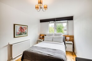 4 sovrum, skrivbord, strykjärn/strykbräda och resesäng