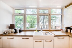 Réfrigérateur, four à micro-ondes, un four, surface de cuisson