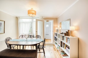 Dining - Spacious and Stylish 4BDR Home w Garden in Brixton (London)