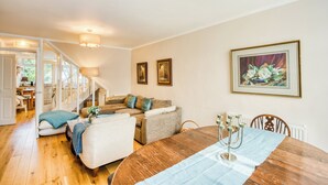 Unclassified image, 5 of 35, button - Spacious and Stylish 4BDR Home w Garden in Brixton (London)