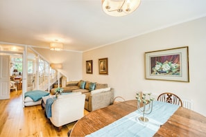 Living area - Spacious and Stylish 4BDR Home w Garden in Brixton (London)