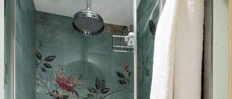 Douche, séchoir à cheveux, savon, shampooing