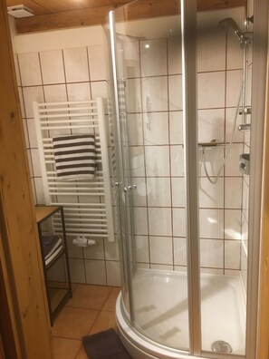 Shower, hair dryer, towels - Webergütl EG mit Terrasse, 85 m² (Inzell)