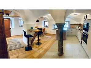 Jääkaappi, mikroaaltouuni, uuni, liesi