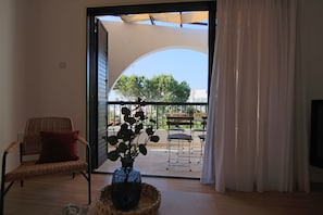 Apartment, Stadtblick | Wohnbereich | 32-Zoll-Flachbildfernseher mit Satellitenempfang, Fernseher