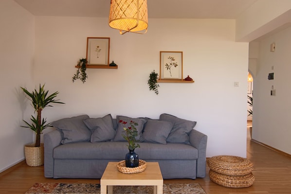 Apartment, Stadtblick | Wohnbereich | 32-Zoll-Flachbildfernseher mit Satellitenempfang, Fernseher