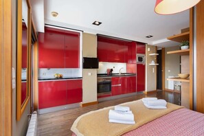 1 bedroom, iron/ironing board, travel cot, WiFi - Bright Fresh Flat w/ Garage | Marquês by HostWise (Porto)