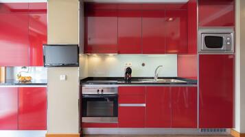 冷蔵庫、電子レンジ、オーブン、コンロ