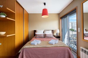 1 habitación, tabla de planchar con plancha, cuna de viaje y wifi 