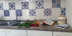 Kühlschrank, Herdplatte, Wasserkocher mit Kaffee-/Teezubehör