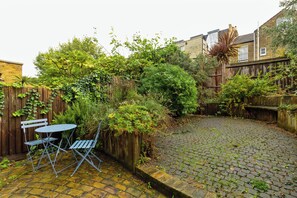 Outdoor dining - Beautiful 2BD Flat with Private Garden, Clapham (London)