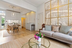 TV, fireplace - Beautiful 2BD Flat with Private Garden, Clapham (London)