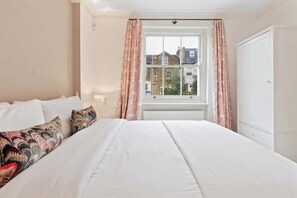 2 bedrooms, iron/ironing board, travel cot, Internet