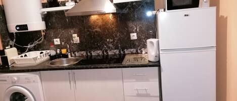 Geladeira, micro-ondas, cooktop, cafeteira/chaleira