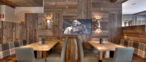 Déjeuner et dîner servis sur place, spécialités Cuisine locale