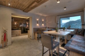 Serveert lunch en diner, lokale gerechten