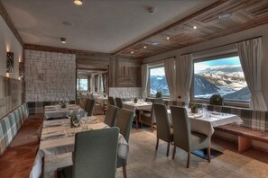 供应午餐和晚餐，地方菜