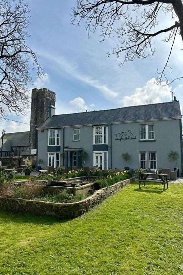 Exterior - OYO Lamphey Hall Hotel (Pembroke)