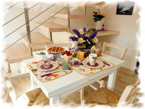 Dining - Family Holiday Home, quiet and tranquility 6km from the sea! (Albisola Superiore)