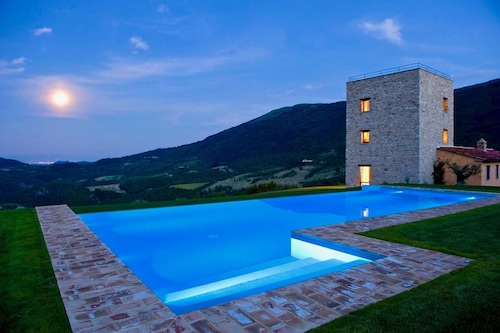 BELLAVISTA - Three Bedroom Villa, Sleeps 8