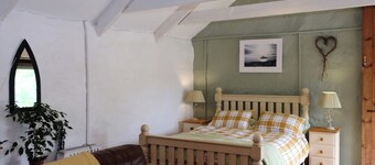 Cottage Sleeps 2- Parking, Wood Fire, Garden, Pets