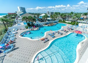 Alberca techada y alberca al aire libre