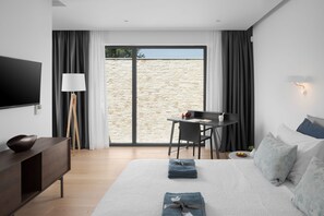 4 bedrooms, desk, iron/ironing board, travel crib