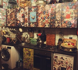 Fridge, oven, stovetop, coffee/tea maker