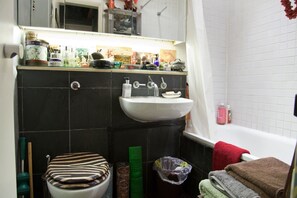 Combined shower/tub, hair dryer, towels