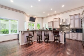 ثلاجة، ميكروويف، فرن، موقد طهي مسطح