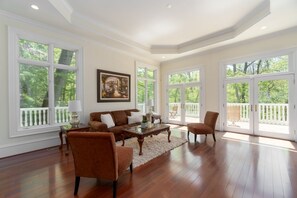 تلفزيون، مدفأة، مشغل دي في دي، كُتُب