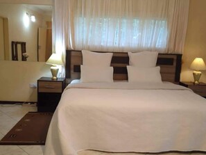 6 bedrooms, iron/ironing board, WiFi, bed sheets