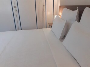 6 bedrooms, iron/ironing board, WiFi, bed sheets