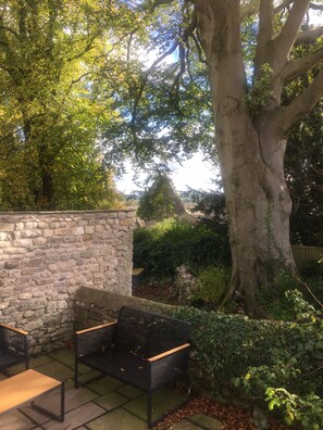 Terrace/patio - Penny Post Cottage - charming character cottage on the edge of the Lake District (Carnforth)