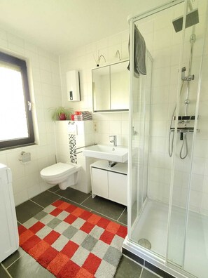 Dusche, Haartrockner, Handtücher, Seife
