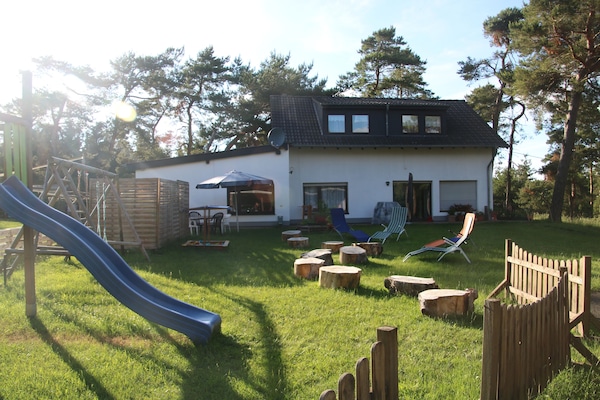 Außenbereich mit Spielplatz