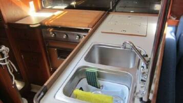 Fridge, oven, stovetop, coffee/tea maker