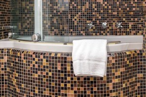 Panoramic Apartment (Galleria del Corso 2) | Banheiro | Produtos de toalete grátis, secador de cabelo, bidê, toalhas de banho