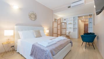 Honeymoon Studio PASSERELLA (Via privata passerella 4) | Premium bedding, down duvets, desk, iron/ironing board