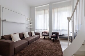 Panoramic Apartment (Galleria del Corso 2) | Living area | 40-inch flat-screen TV with digital channels, TV - Milan Retreats Duomo Suites (Milan)
