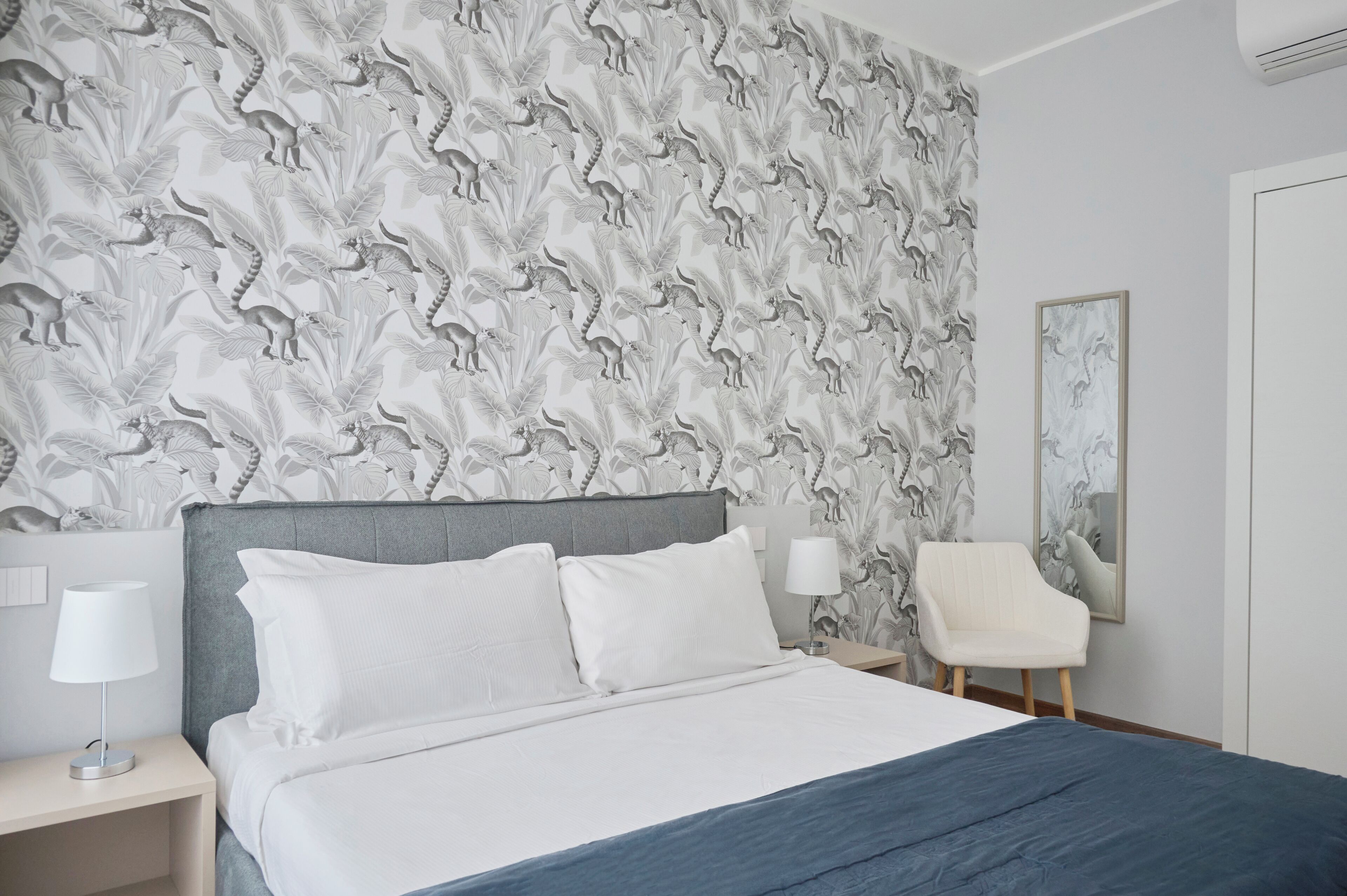 Deluxe-huone | Ylelliset vuodevaatteet, untuvapeitot, työpöytä, silitysrauta/-lauta