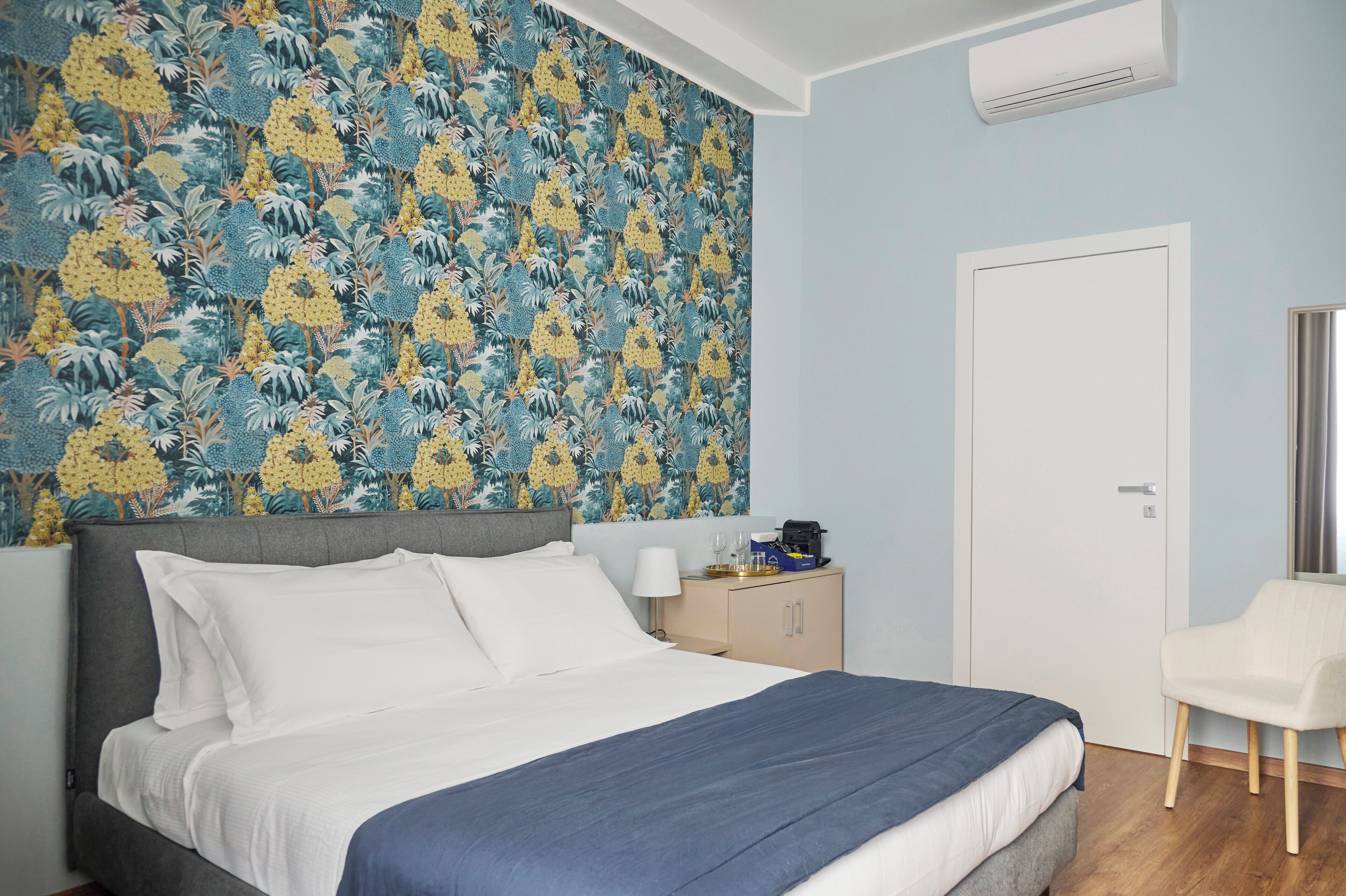 Classic-huone | Ylelliset vuodevaatteet, untuvapeitot, työpöytä, silitysrauta/-lauta