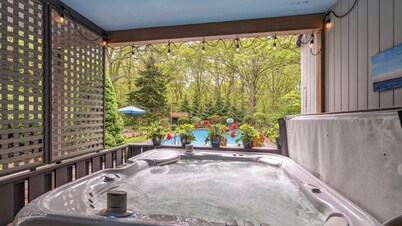 Gorgeous East Hampton Hideaway with Privacy and Full Amenity Suite