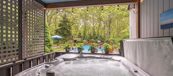 Gorgeous East Hampton Hideaway with Privacy and Full Amenity Suite